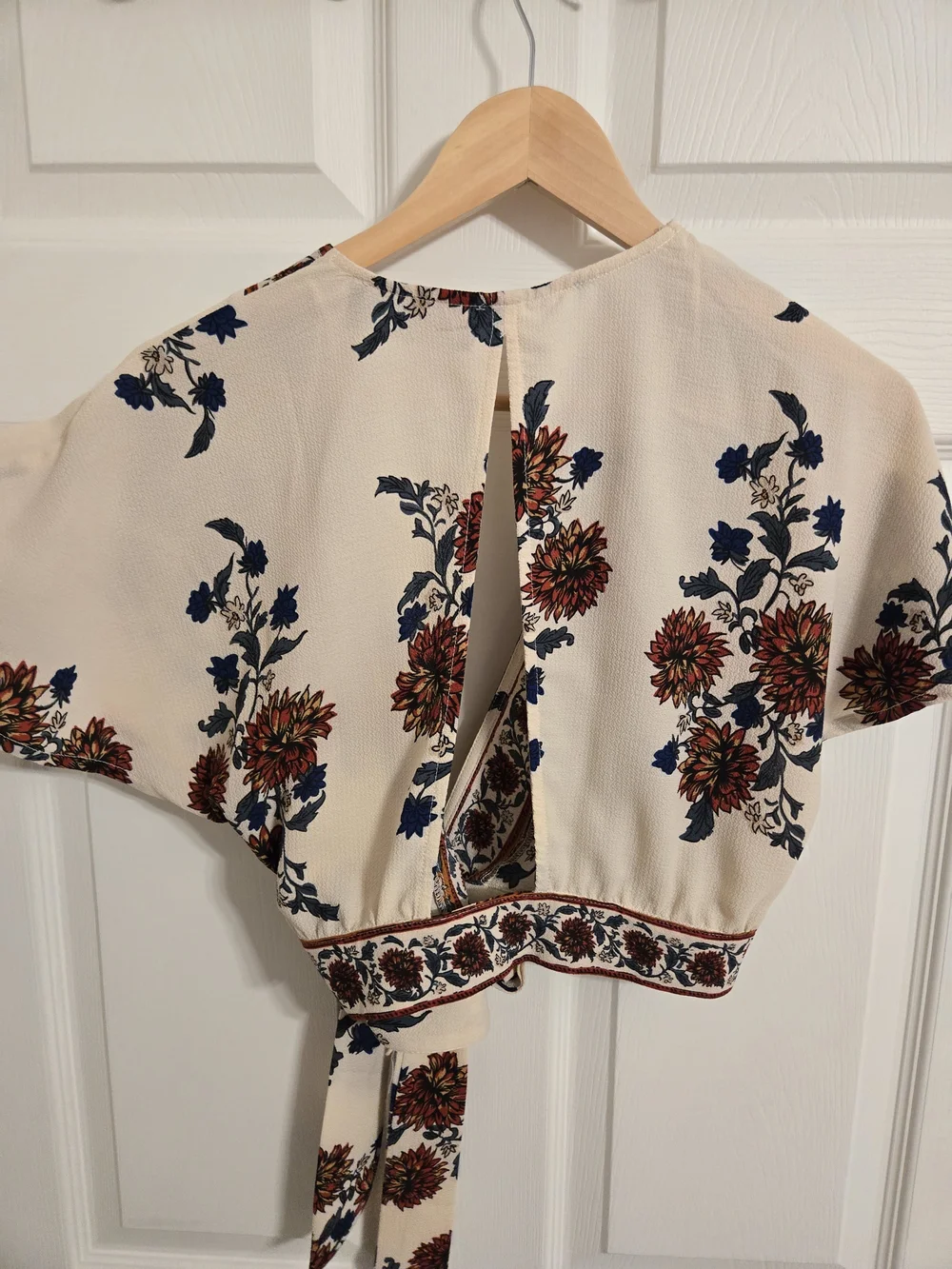 Akira Chicago Red Label Floral Wrap Crop Top in Cream Size Small - Picture 8 of 8